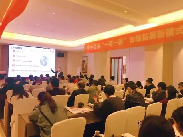 会议现场外：展前就能联系买家，展中见成效！