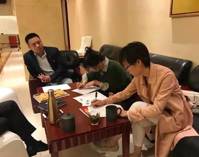 会议现场外：展前就能联系买家，展中见成效！