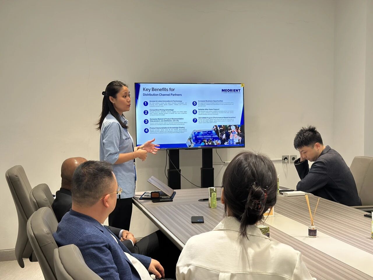 米奥兰特总裁方欢胜亲赴印尼深化本地合作,赋能渠道布局并慰问一线团队 米奥兰特总裁方欢胜亲赴印尼深化本地合作,赋能渠道布局并慰问一线团队